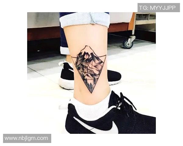 后背纹身展现个性魅力足球明星女孩的独特风采与青春故事