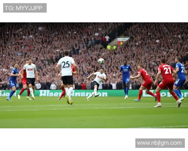 足球明星在绿茵场上激情四射的精彩瞬间定格成永恒的回忆